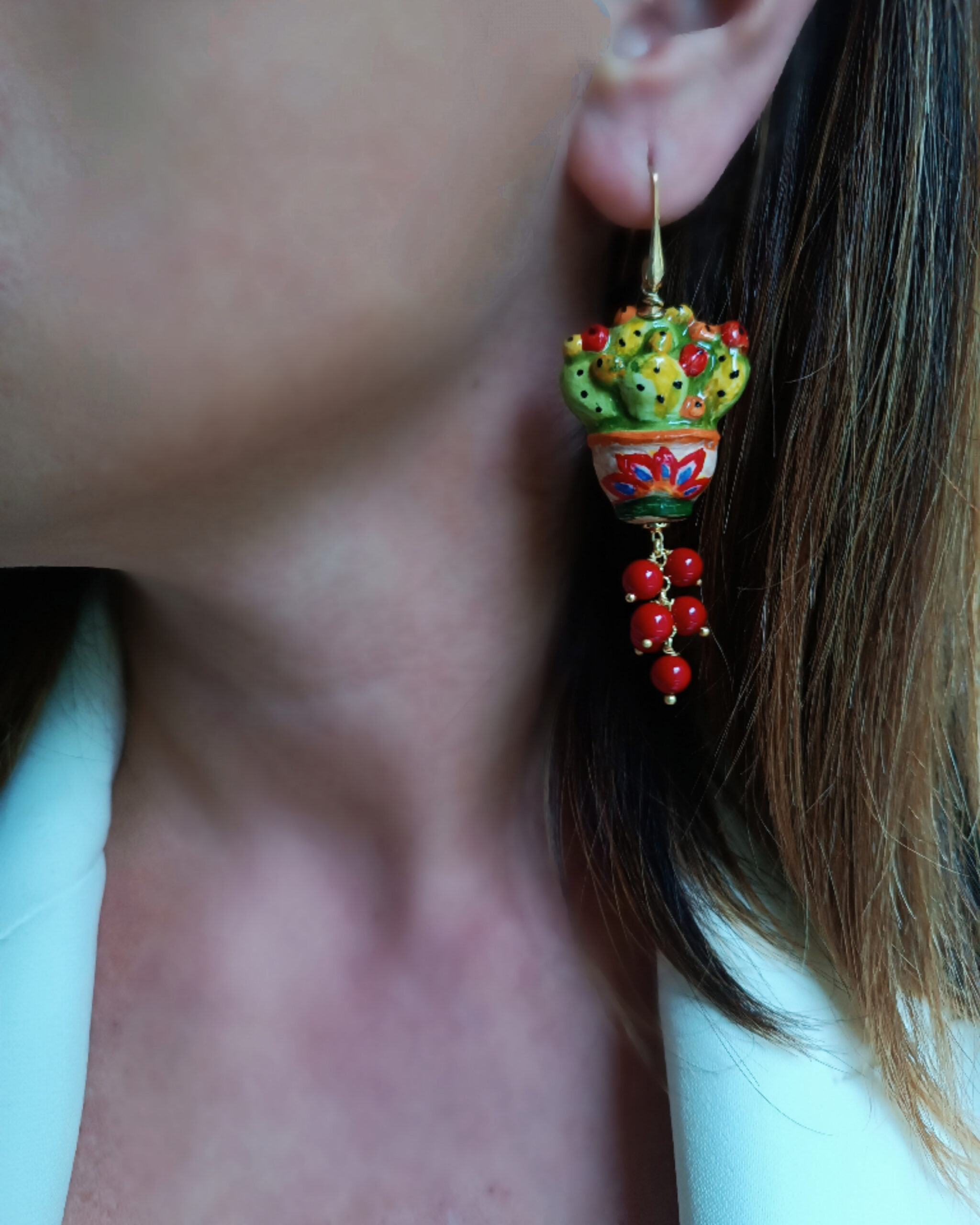 Orecchini siciliani con fichi d'india in ceramica di caltagirone e grappolo di pietre rosse 2