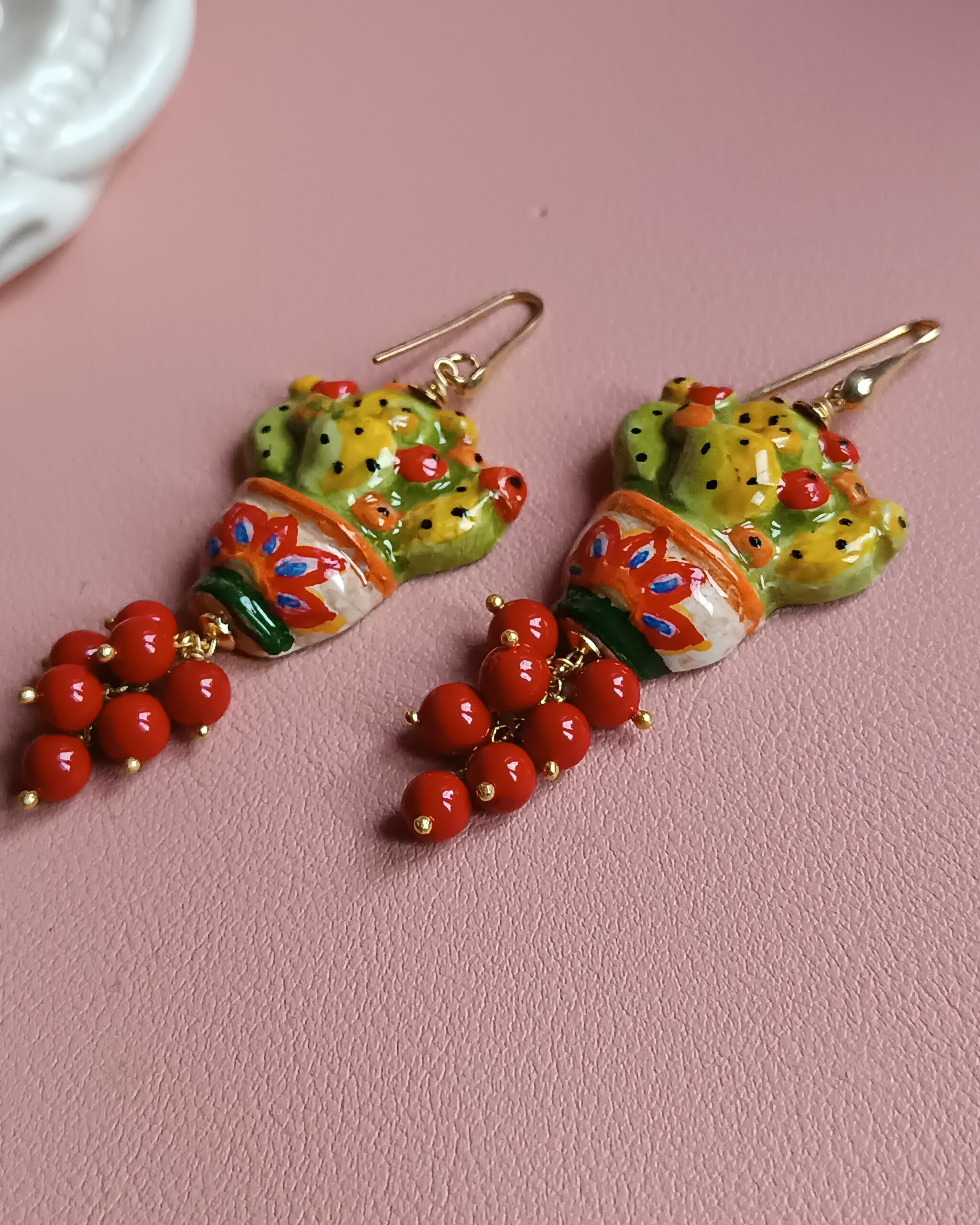 Orecchini siciliani con fichi d'india in ceramica di caltagirone e grappolo di pietre rosse 4
