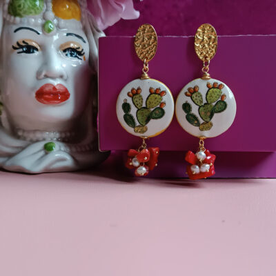 Orecchini siciliani con mattonelle in ceramica di caltagirone e grappolo di corallo bambù rosso 3