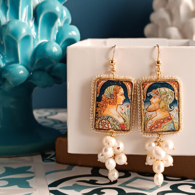 Orecchini siciliani con mattonelle in ceramica di caltagirone e grappolo di perle