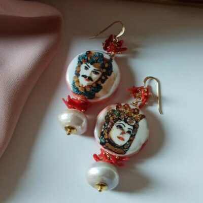 Orecchini siciliani con mattonelle in ceramica di caltagirone e perle scaramazze