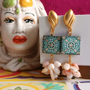 Orecchini siciliani con mattonelle in ceramica di caltagirone e pietre rosa di rodonite a grappolo