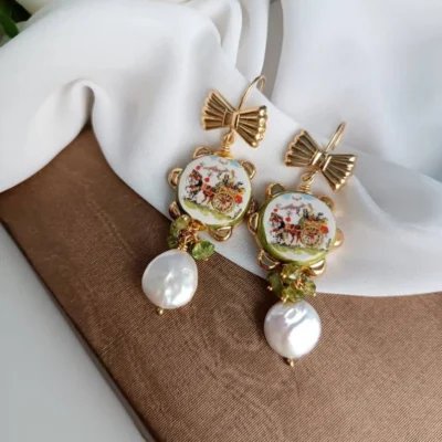 Orecchini siciliani con tamburelli in ceramica di caltagirone e perle barocche piatte