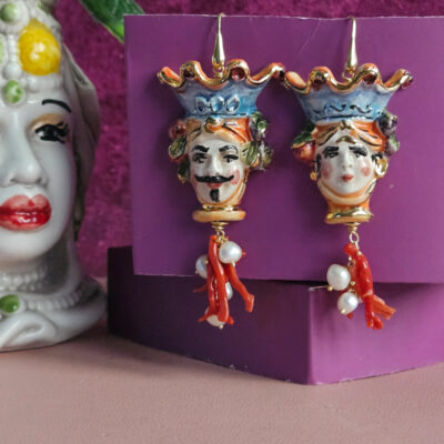 Orecchini siciliani con teste di moro in ceramica di caltagirone dipinta a mano perle e corallo
