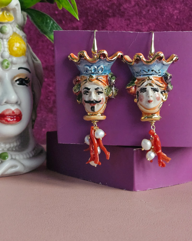 Orecchini siciliani con teste di moro in ceramica di caltagirone dipinta a mano perle e corallo