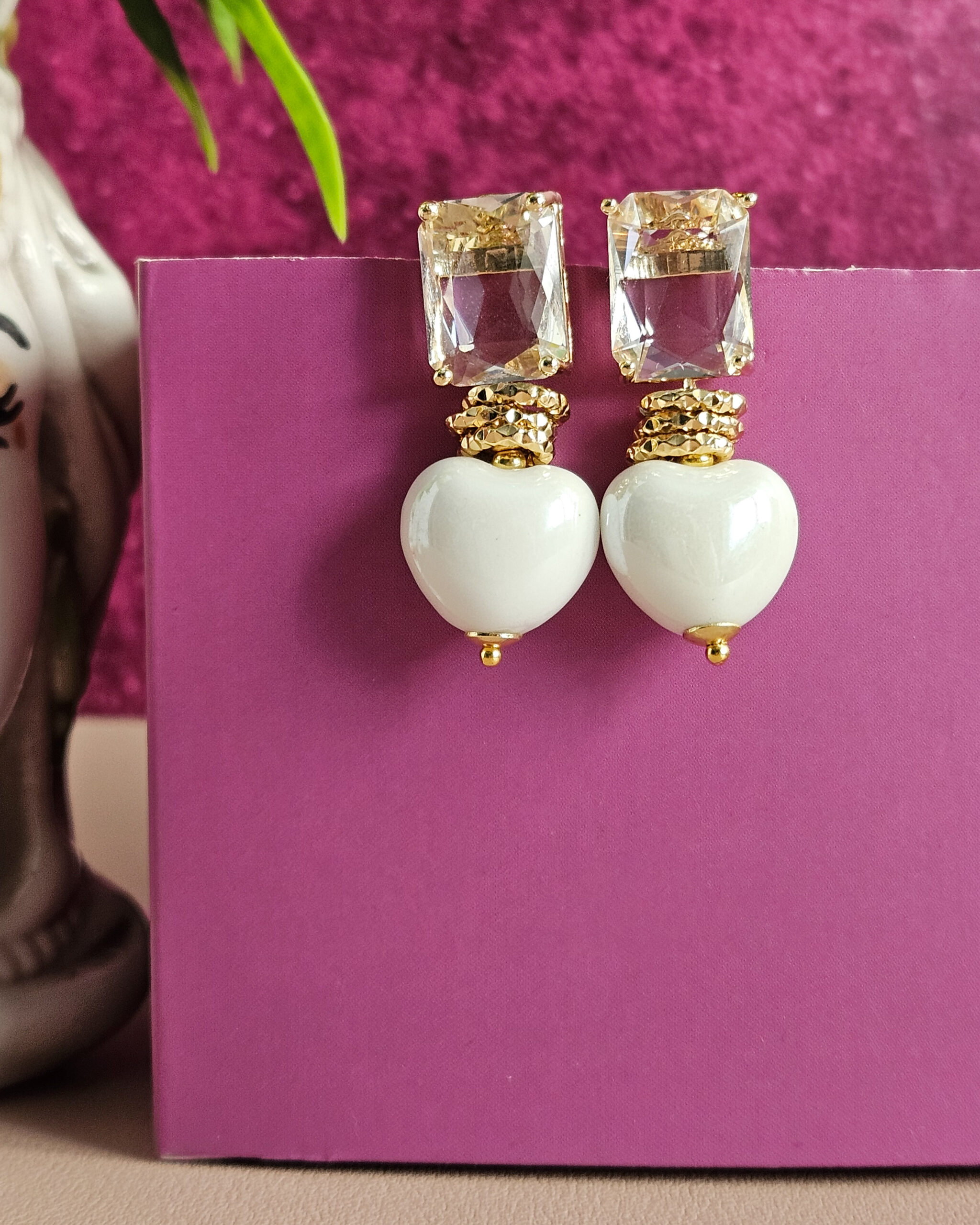 Orecchini sugar sposa con cuori bianchi in ceramica e cristalli trasparenti 2