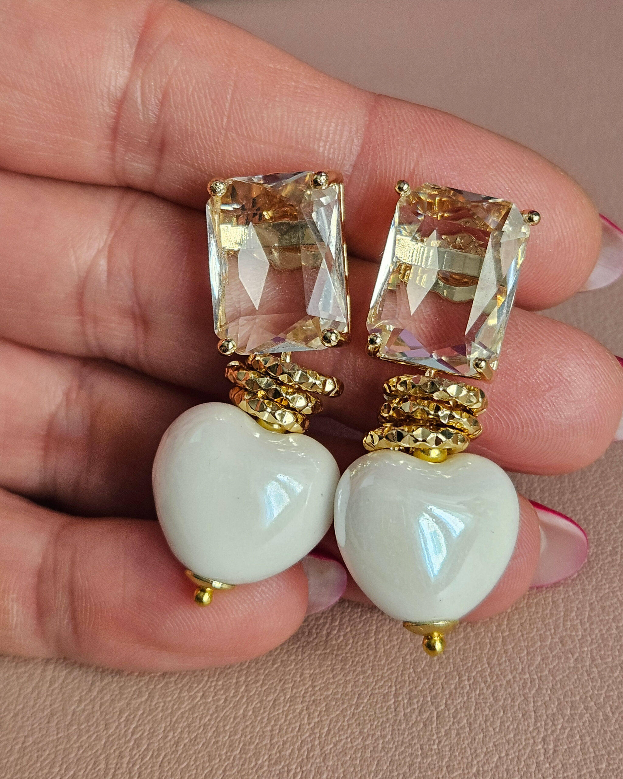 Orecchini sugar sposa con cuori bianchi in ceramica e cristalli trasparenti 3