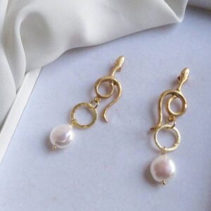 Snake earrings with flat pearls