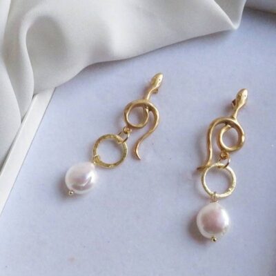Snake earrings with flat pearls