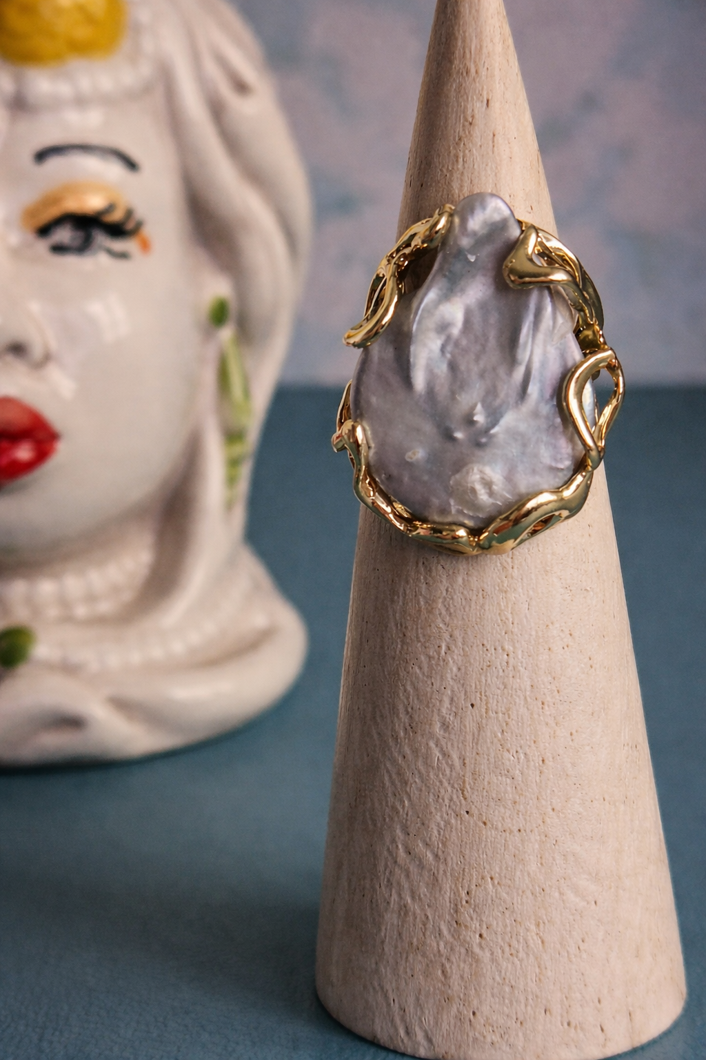 anello con perla barocca piatta grigia 1