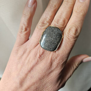 anello grande rettangolare con corallo agatizzato