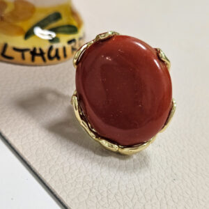 un rosso profondo che cattura lo sguardo. Elegante nella sua essenzialità