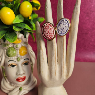 anello ovale in acciaio con cammeo in ceramica di caltagirone dipinta a mano