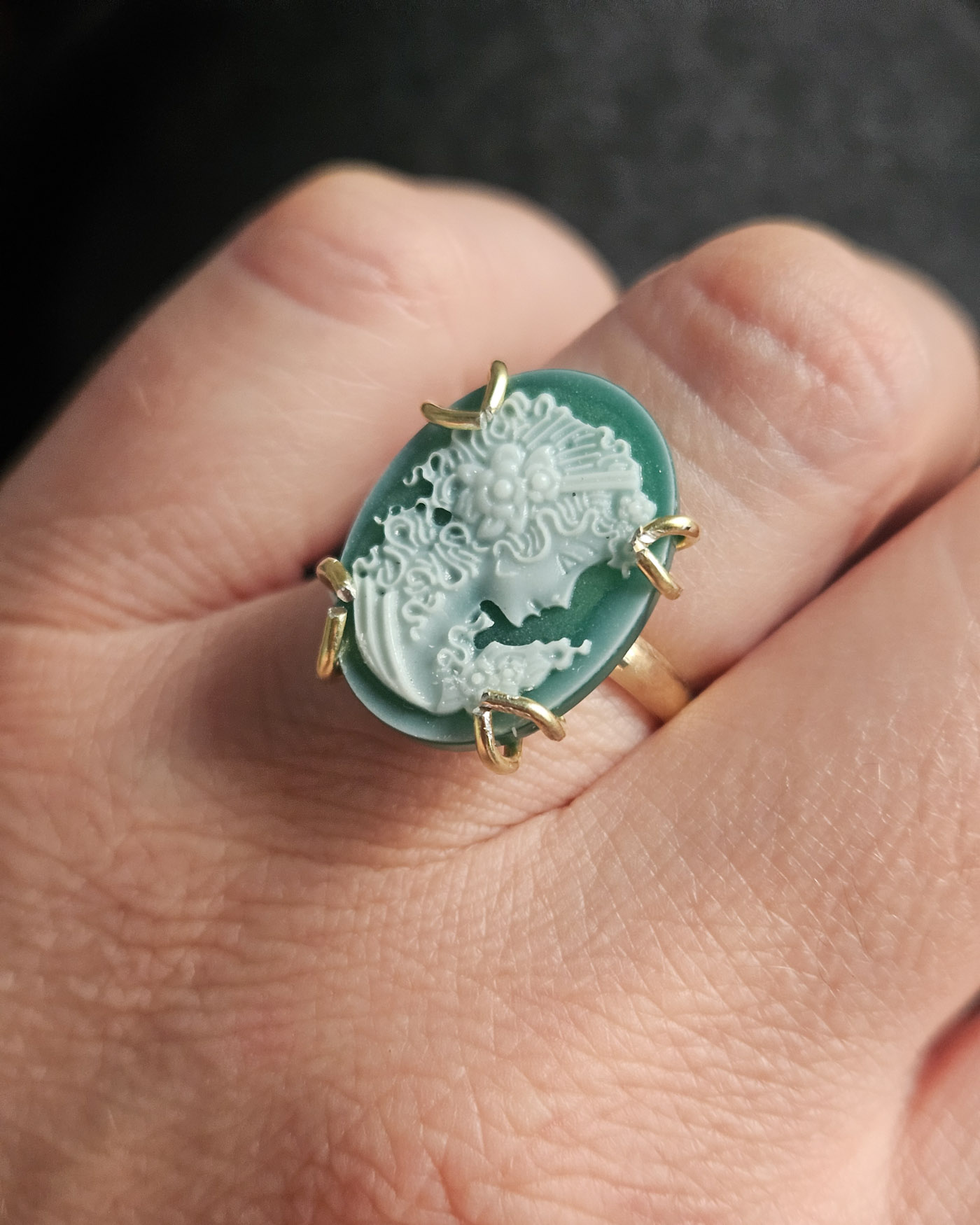 anello ovale in argento 925 placcato oro con cammeo naturale agata verde 2