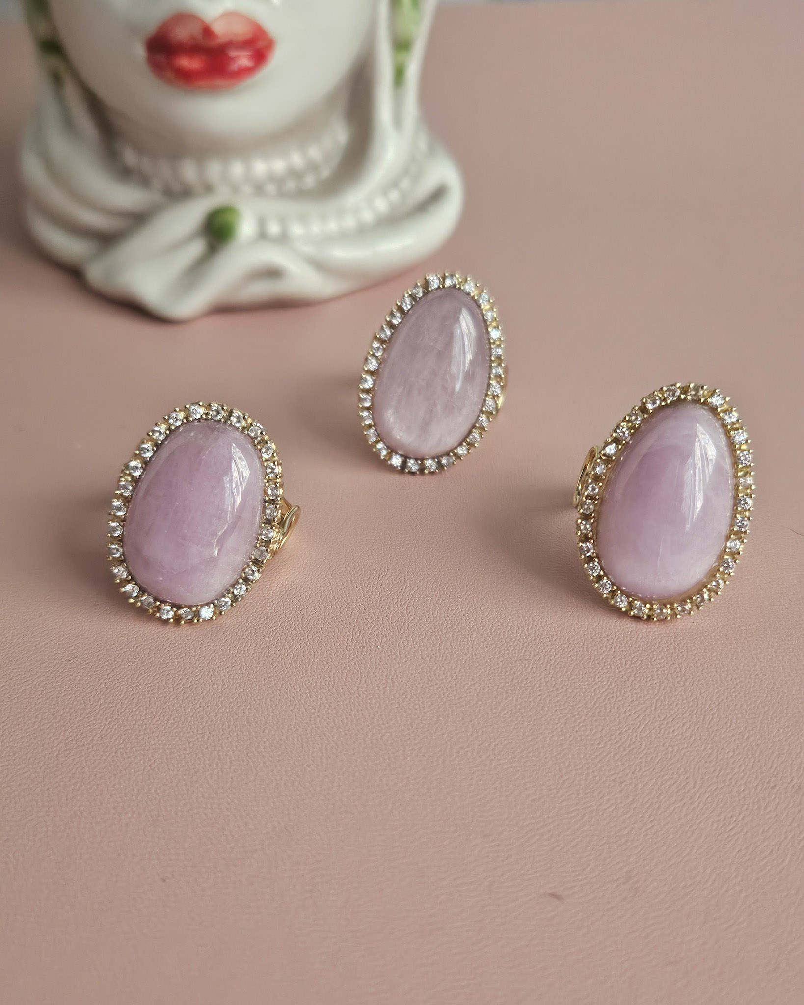 anello ovale in argento 925 placcato oro con kunzite e zirconi anello ovale in argento 925 placcato oro con kunzite e zirconi