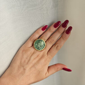 anello tondo in acciaio con cammeo ritratto in ceramica di caltagirone