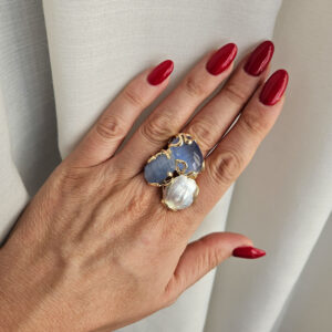anello triplo con occhio di gatto blu e perla barocca piatta