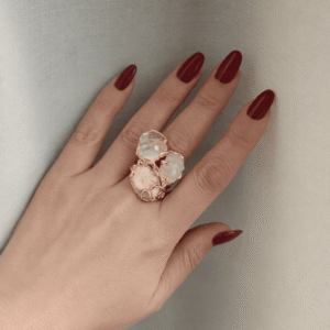 Anello artigianale in Ottone con Quarzo Rosa e Cammeo Conchiglia