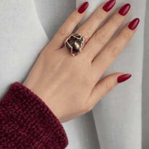 anello vistoso in argento 925 placcato oro con perla barocca nera