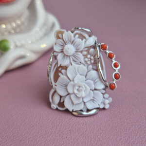 anello vittoriano in argento 925 con cammeo fiore scolpito dalla conchiglia sardonica e corallo rosso