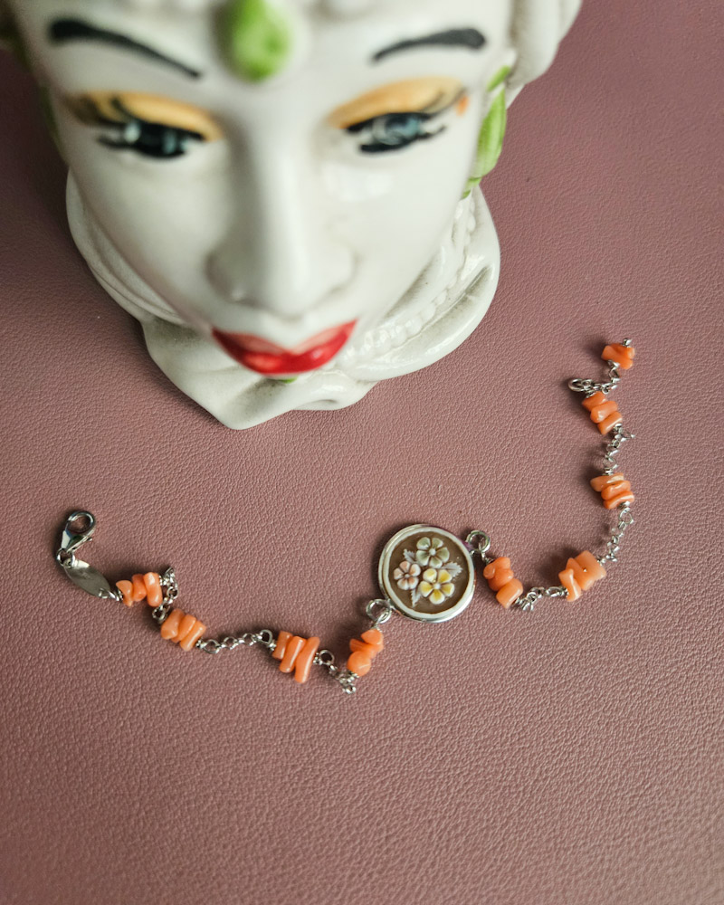 bracciale a catena con corallo rosa e cammeo centrale con fiori dipinti a mano bracciale a catena con corallo rosa e cammeo centrale con fiori dipinti a mano