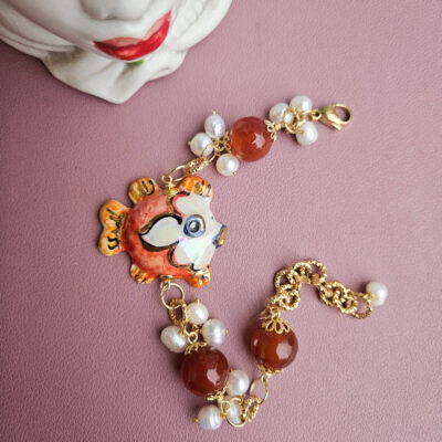 bracciale a catena con corniola perle e pesce in ceramica di caltagirone