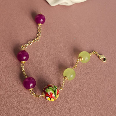bracciale a catena con giada colorata e sfera in ceramica di caltagirone