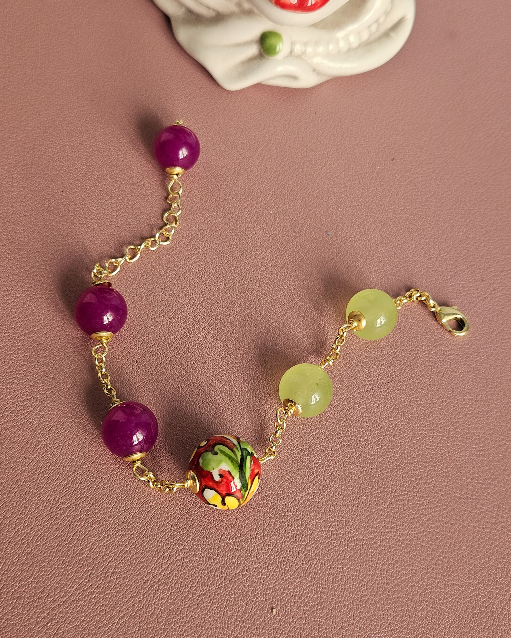 bracciale a catena con giada colorata e sfera in ceramica di caltagirone 10 bracciale a catena con giada colorata e sfera in ceramica di caltagirone