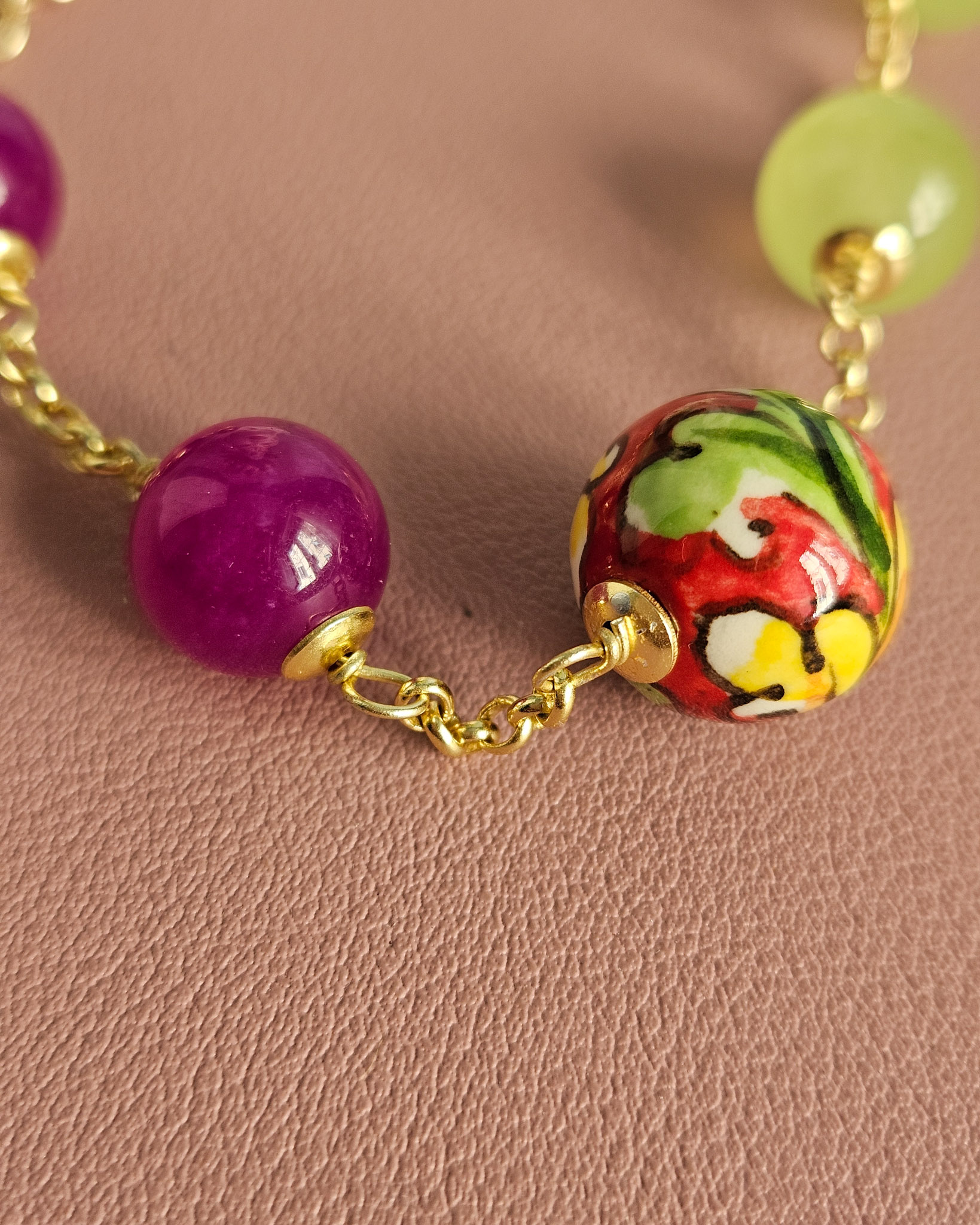 bracciale a catena con giada colorata e sfera in ceramica di caltagirone 11