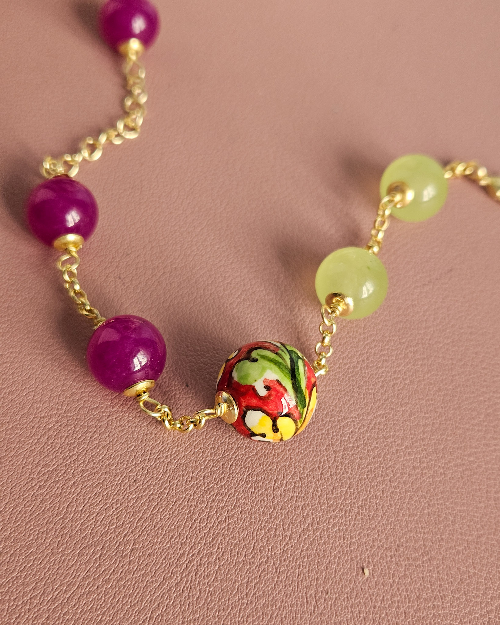 bracciale a catena con giada colorata e sfera in ceramica di caltagirone 12