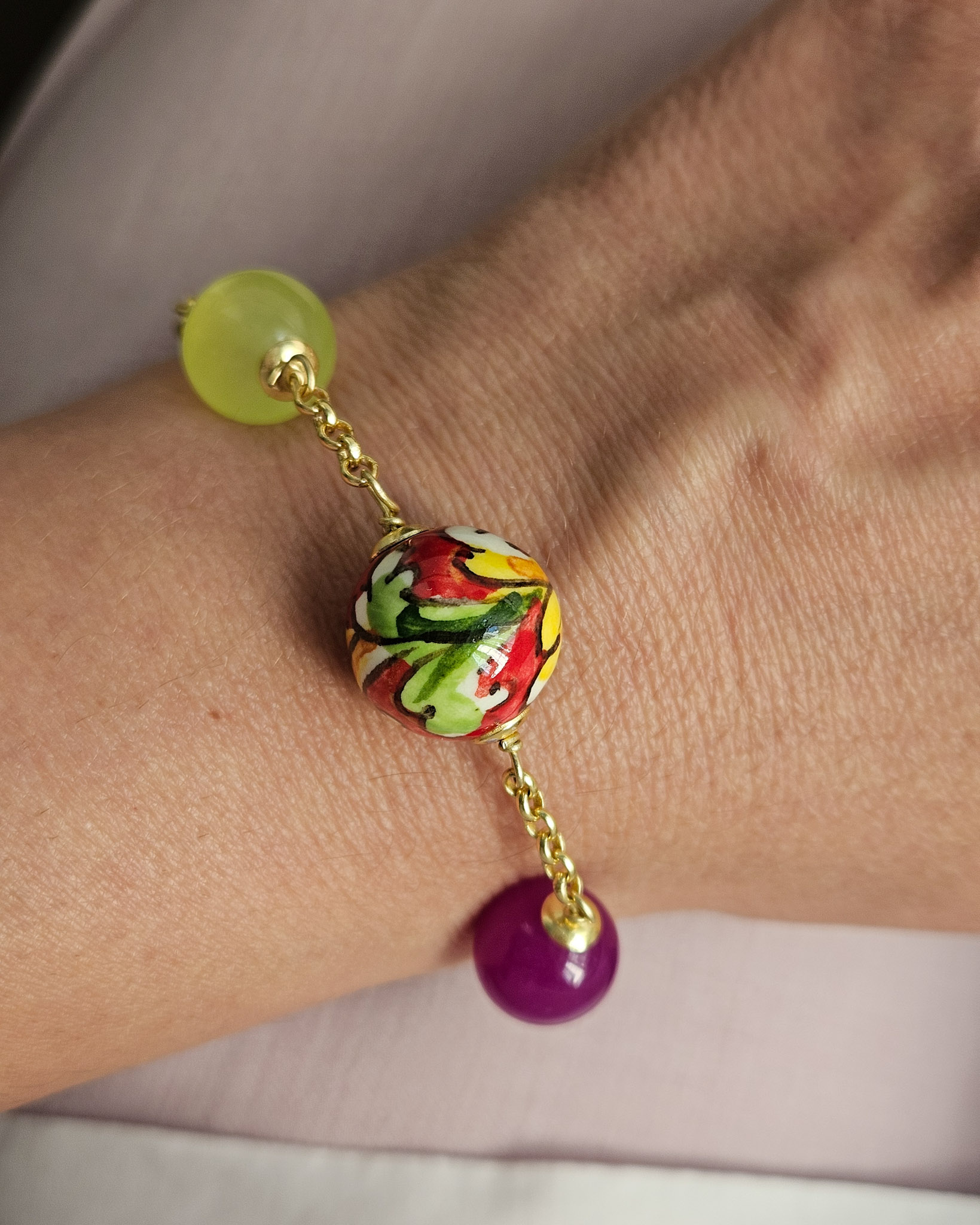 bracciale a catena con giada colorata e sfera in ceramica di caltagirone 14