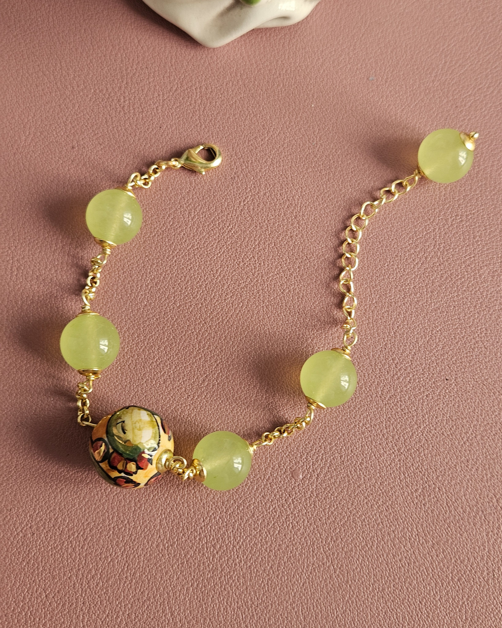 bracciale a catena con giada gialla e sfera in ceramica di caltagirone 1