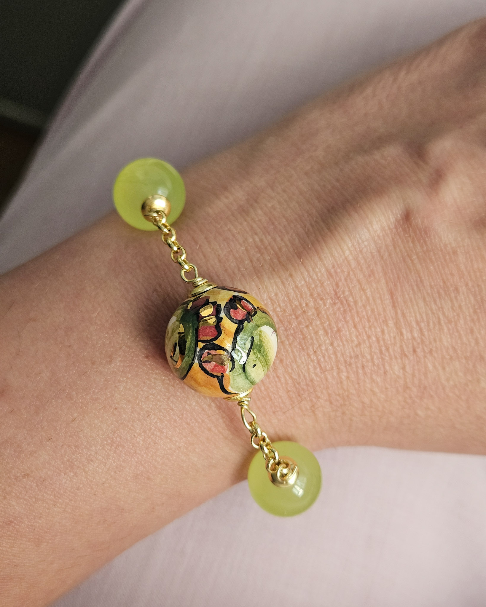 bracciale a catena con giada gialla e sfera in ceramica di caltagirone 3