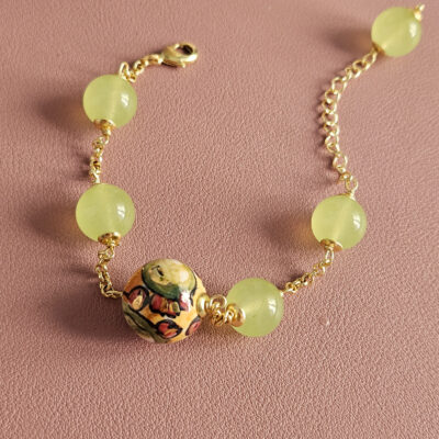 bracciale a catena con giada gialla e sfera in ceramica di caltagirone