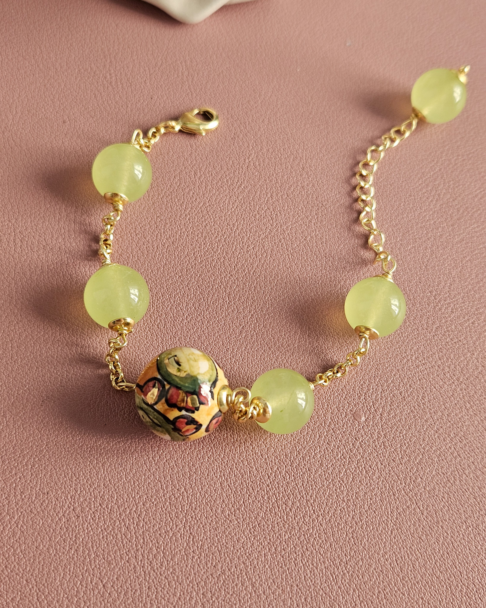 bracciale a catena con giada gialla e sfera in ceramica di caltagirone bracciale a catena con giada gialla e sfera in ceramica di caltagirone