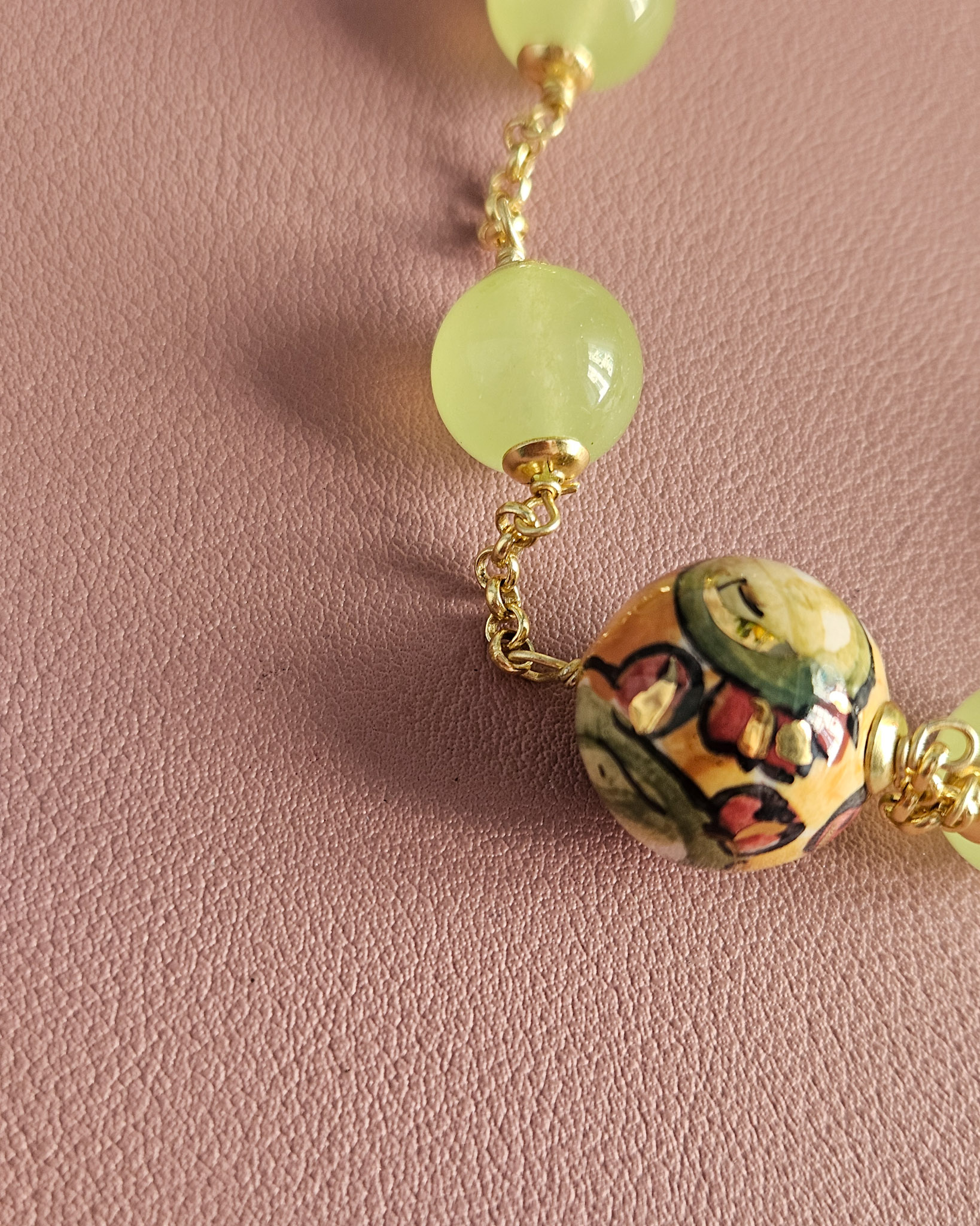 bracciale a catena con giada gialla e sfera in ceramica di caltagirone2