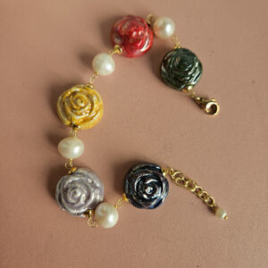 bracciale artigianale con fiori rose colorate in ceramica di caltagirone