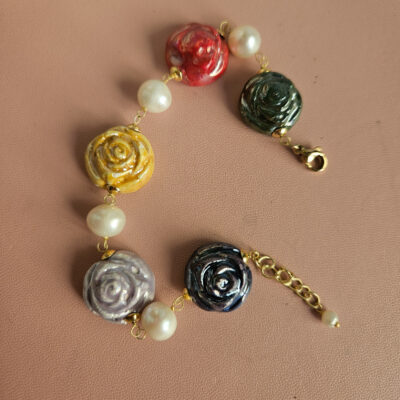 bracciale artigianale con fiori rose colorate in ceramica di caltagirone