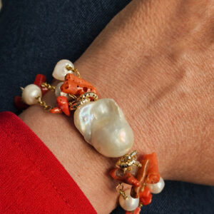 bracciale catena tre fili con corallo rosso perle di fiume e perla barocca centrale