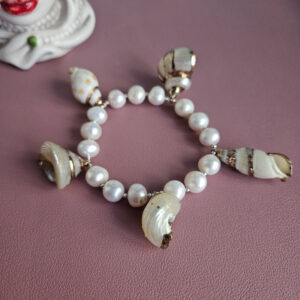 bracciale elastico di perle con conchiglie naturali