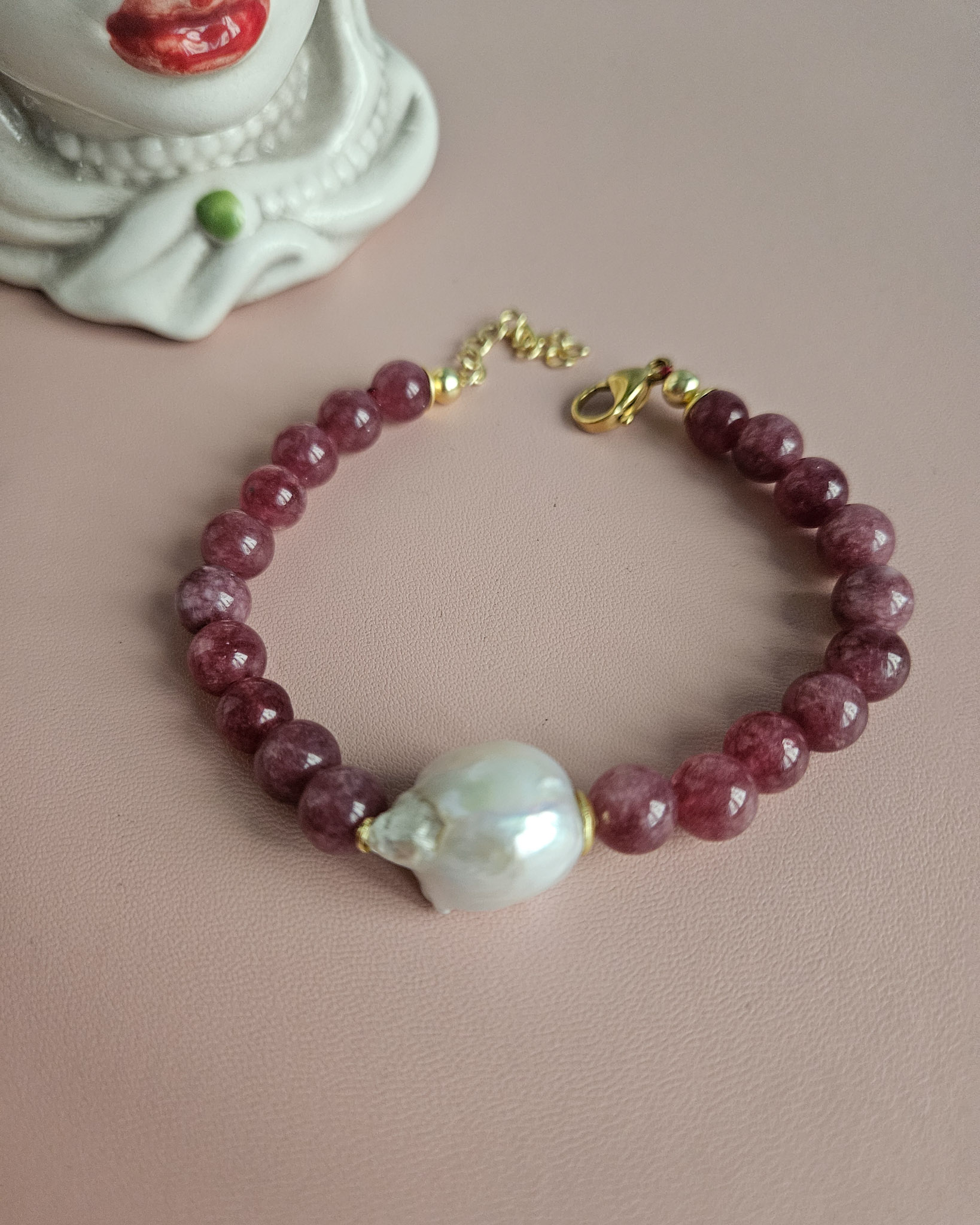 bracciale quarzo strawberry rosa con perla barocca centrale 1