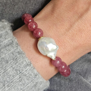 bracciale quarzo strawberry rosa con perla barocca centrale