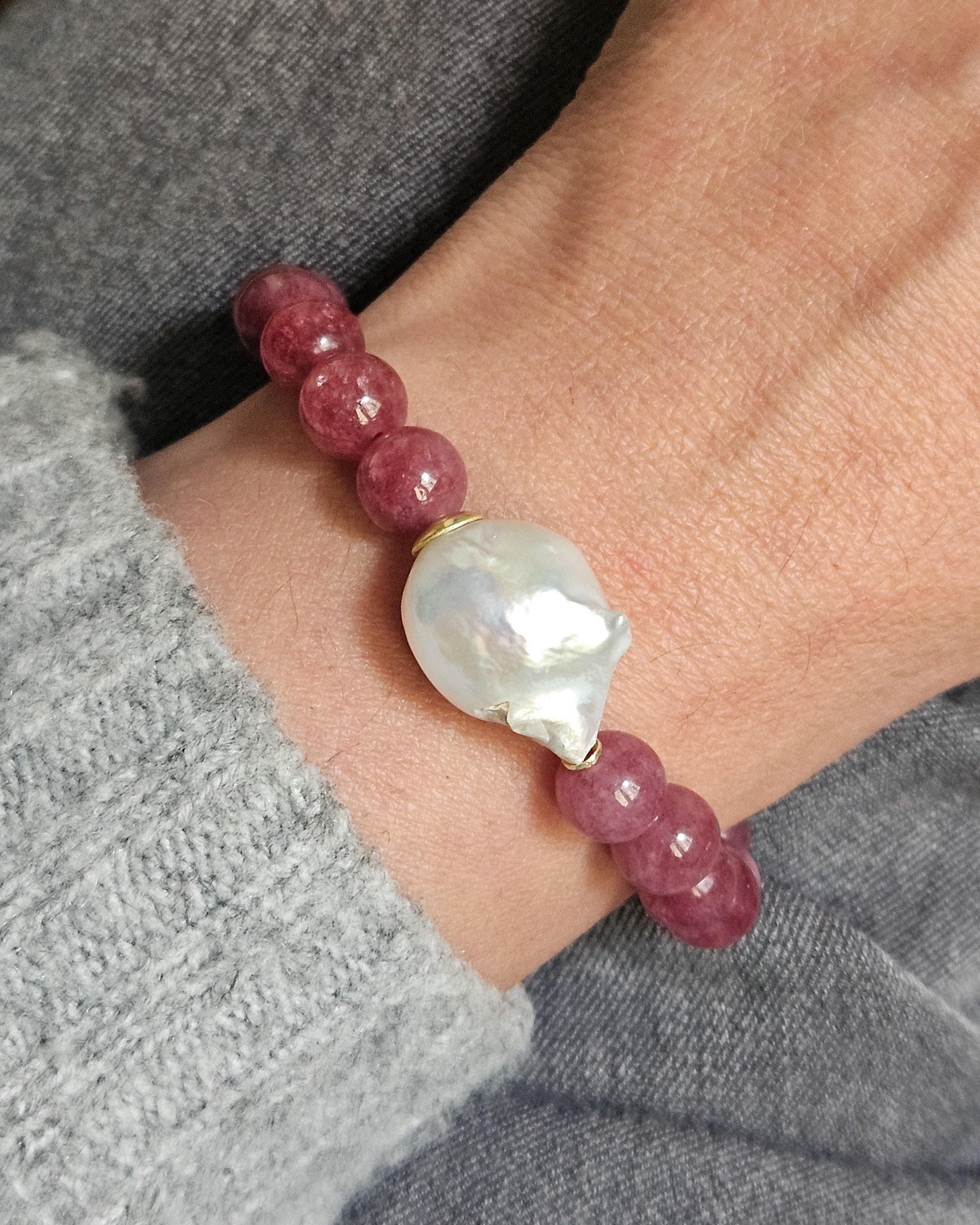 bracciale quarzo strawberry rosa con perla barocca centrale bracciale quarzo strawberry rosa con perla barocca centrale