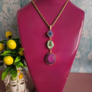 collana a catena con agata druzy fucsia blu e verde acqua