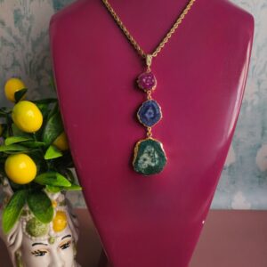 collana a catena con agata druzy fucsia blu e verde acqua