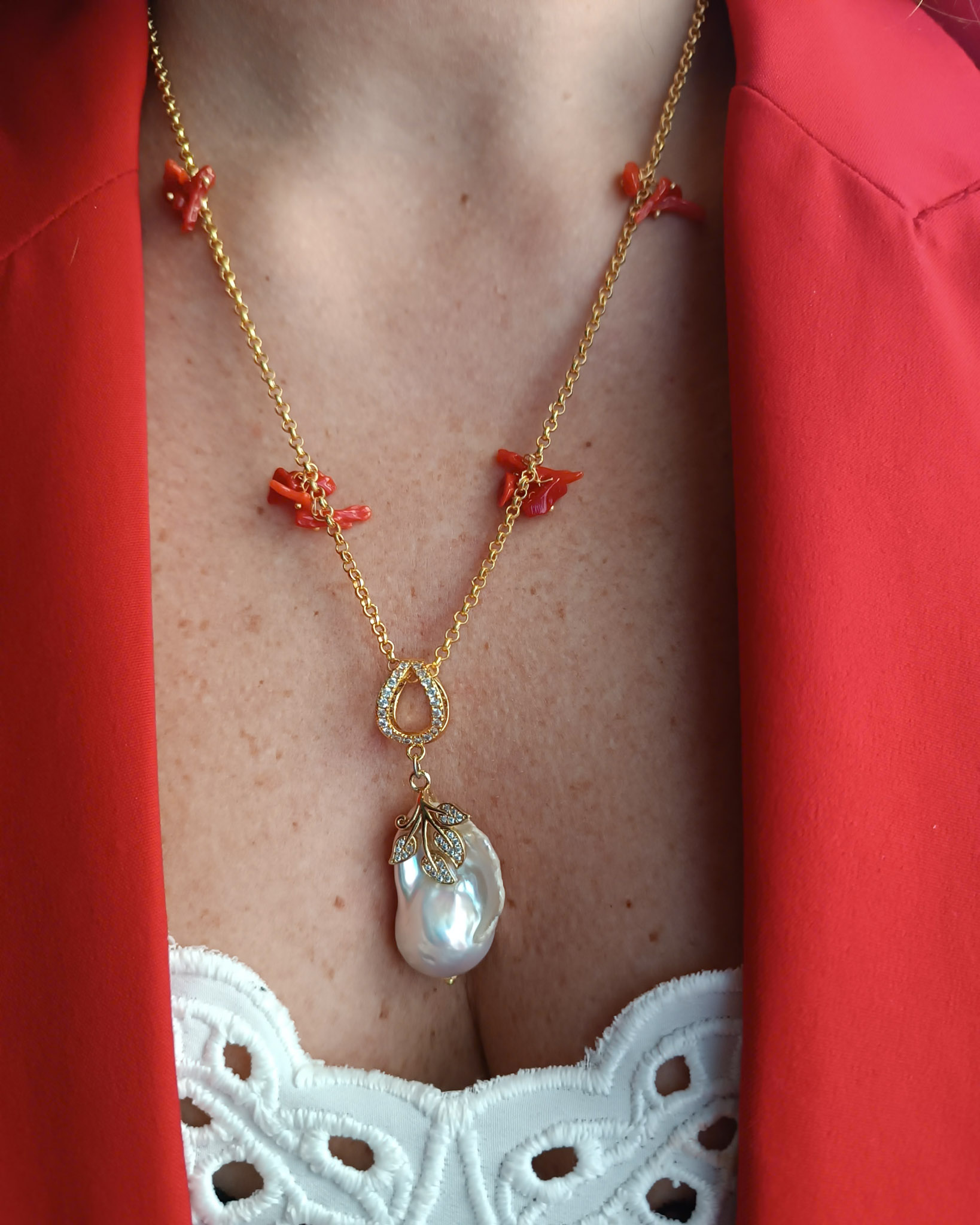 collana a catena con corallo rossa e grossa perla barocca pendente 1