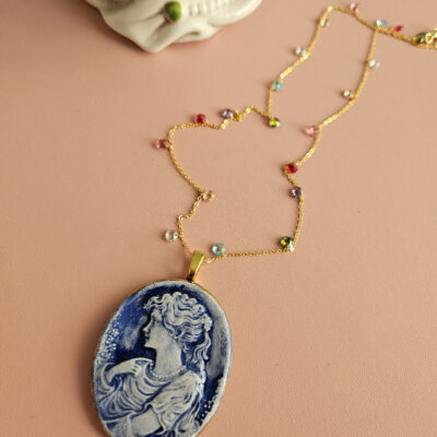 collana a catena con zirconi colorati e ciondolo ovale cammeo in ceramica
