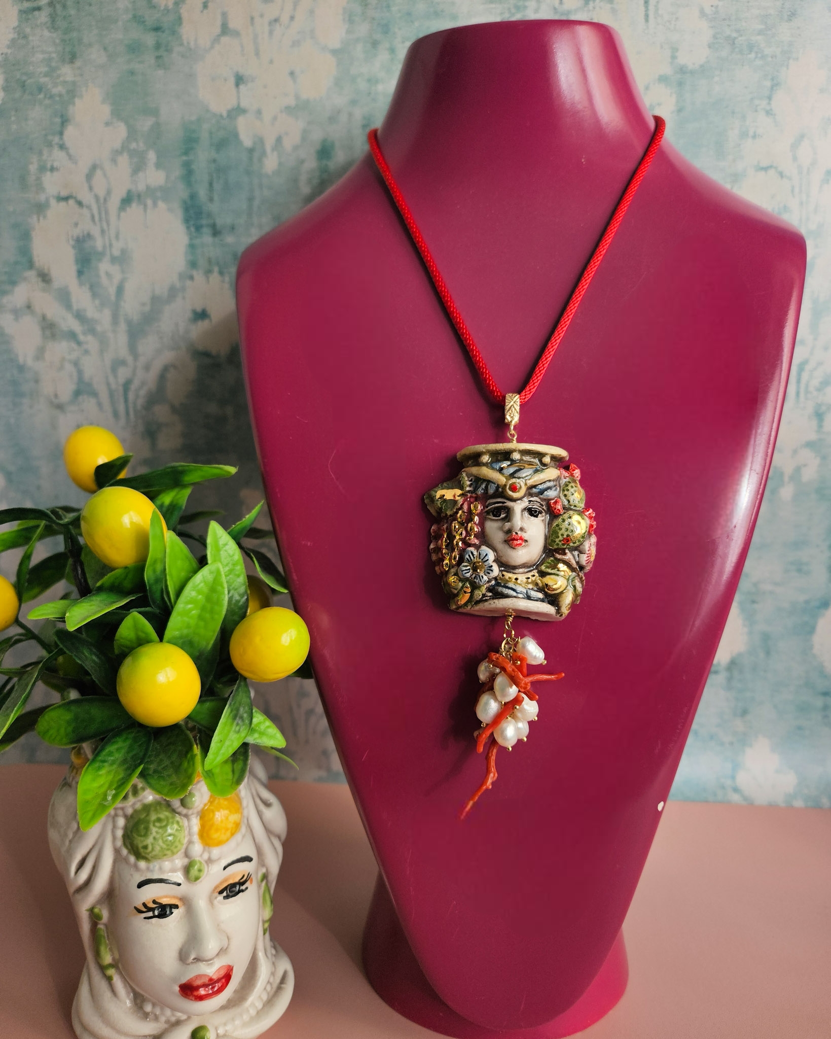 collana a corda con grosso ciondolo testa di moro perle e corallo rosso 4