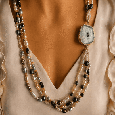collana a tre fili con perle nere e oro e giada naturale verde acqua