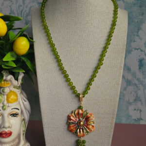 collana decollete con giada verde e fiore in ceramica di caltagirone